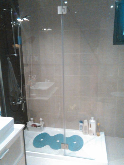 Painel de duche frontal fixo e perfil giratório de porta dobrável 180º