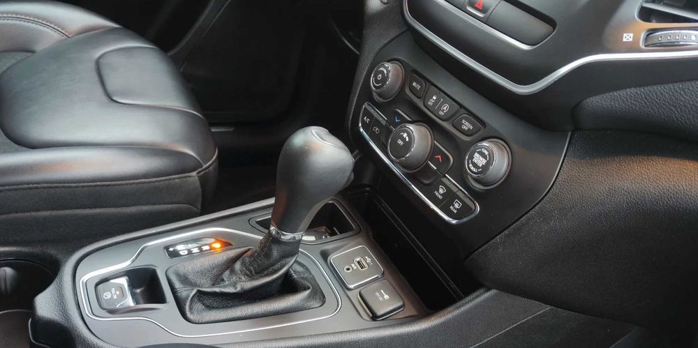 Jeep Cherokee Latitude Plus 2019 року