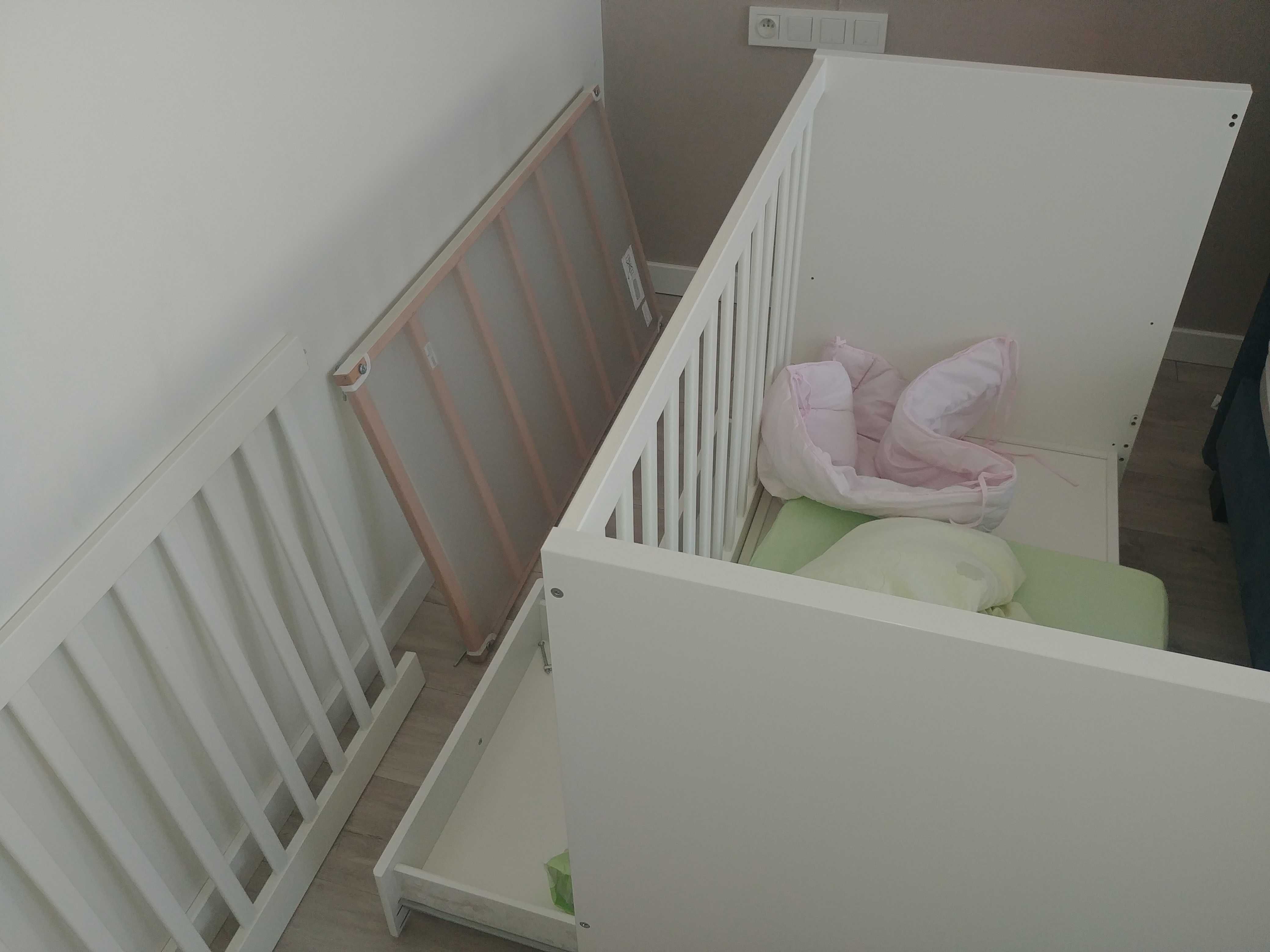 Łóżeczko dziecięce IKEA z szufladami.