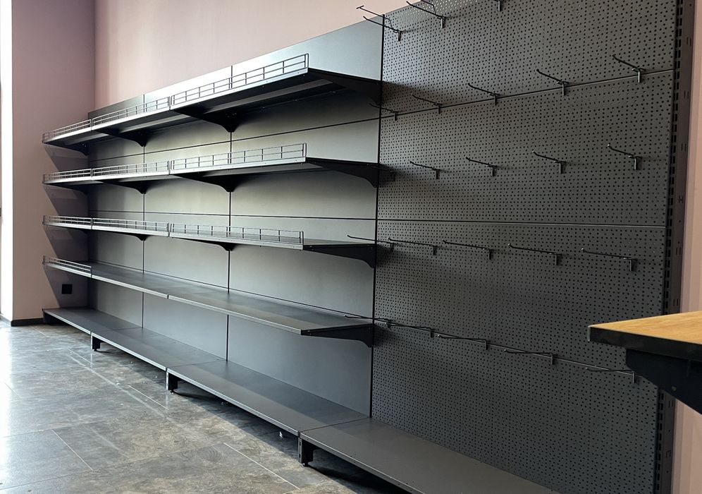 Стелажі з полицями та перфоровані, гачки