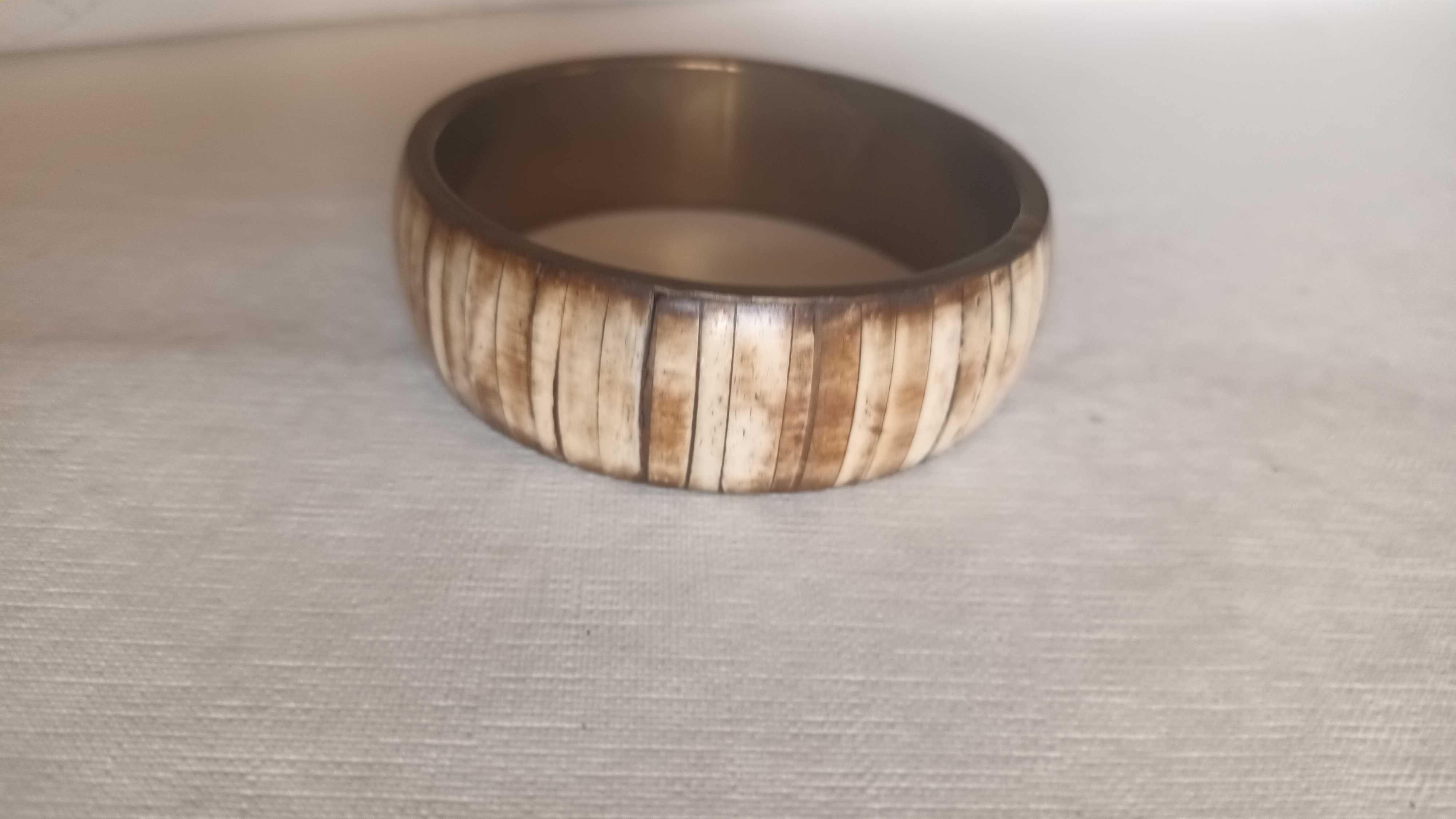 Pulseira em tons naturais