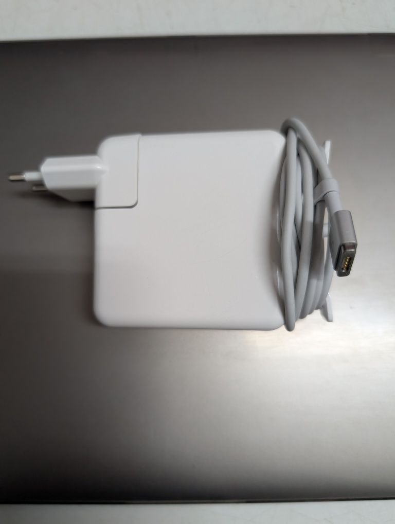 Vendo MacBook Pro 2015 em bom estado + capa de proteção+ sleeve.