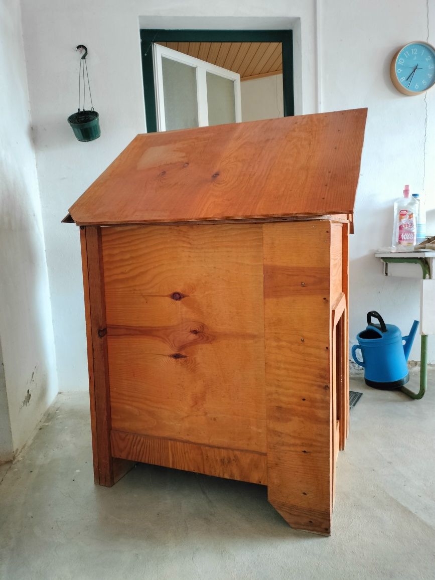 Casota de madeira impermeabilizada para cão de porte medio ou grande.