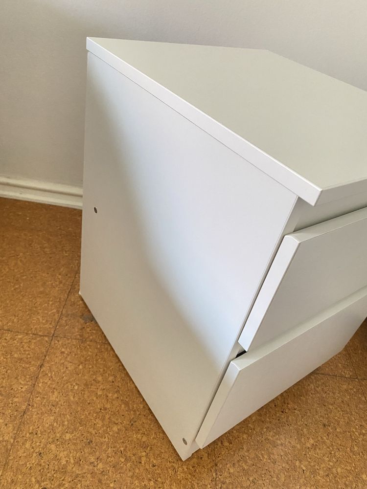 Mesa de cabeceira branca
