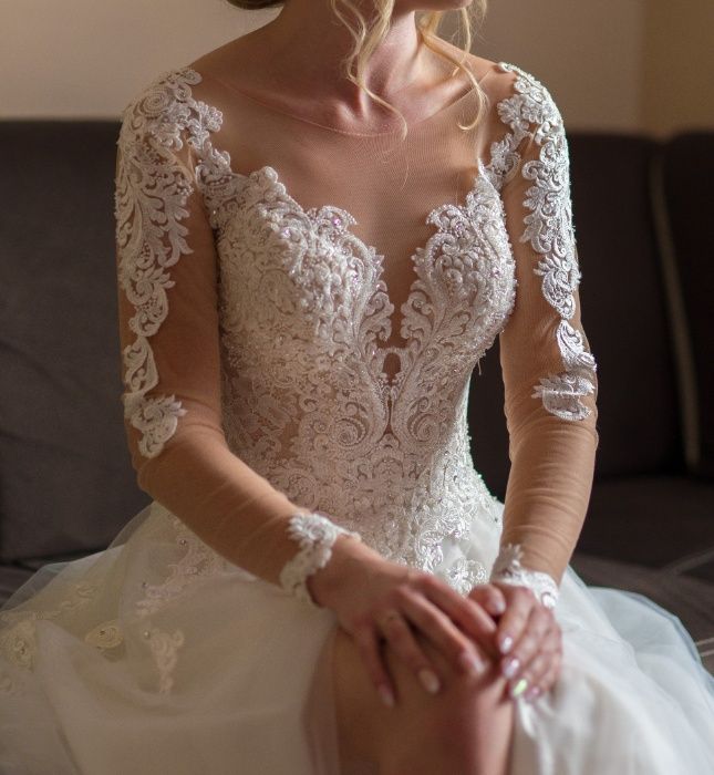 Suknia ślubna z dodatkami koronki