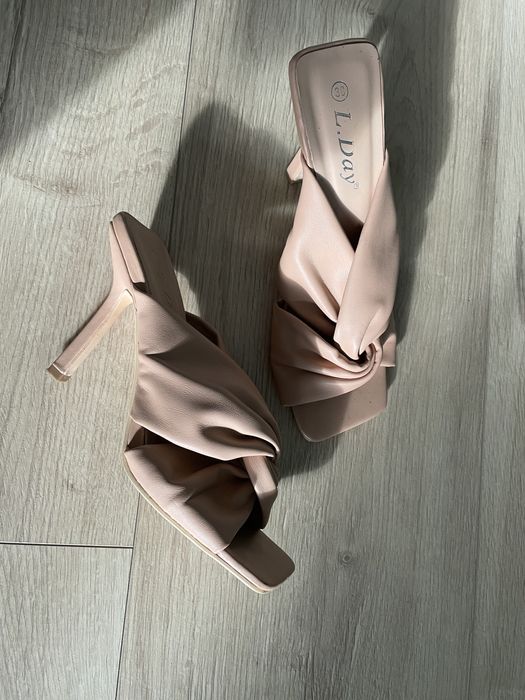 Klapki beżowe ekoskóra na szpilce 38