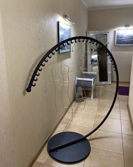 Стильна стійка для одягу