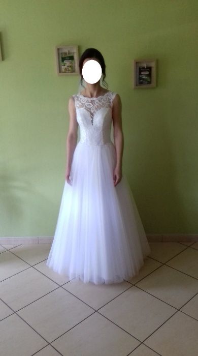 Piękna suknia ślubna z długim welonem