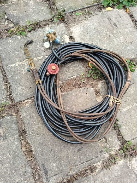 Пальник зварювальний з редуктором та компект шлангів.