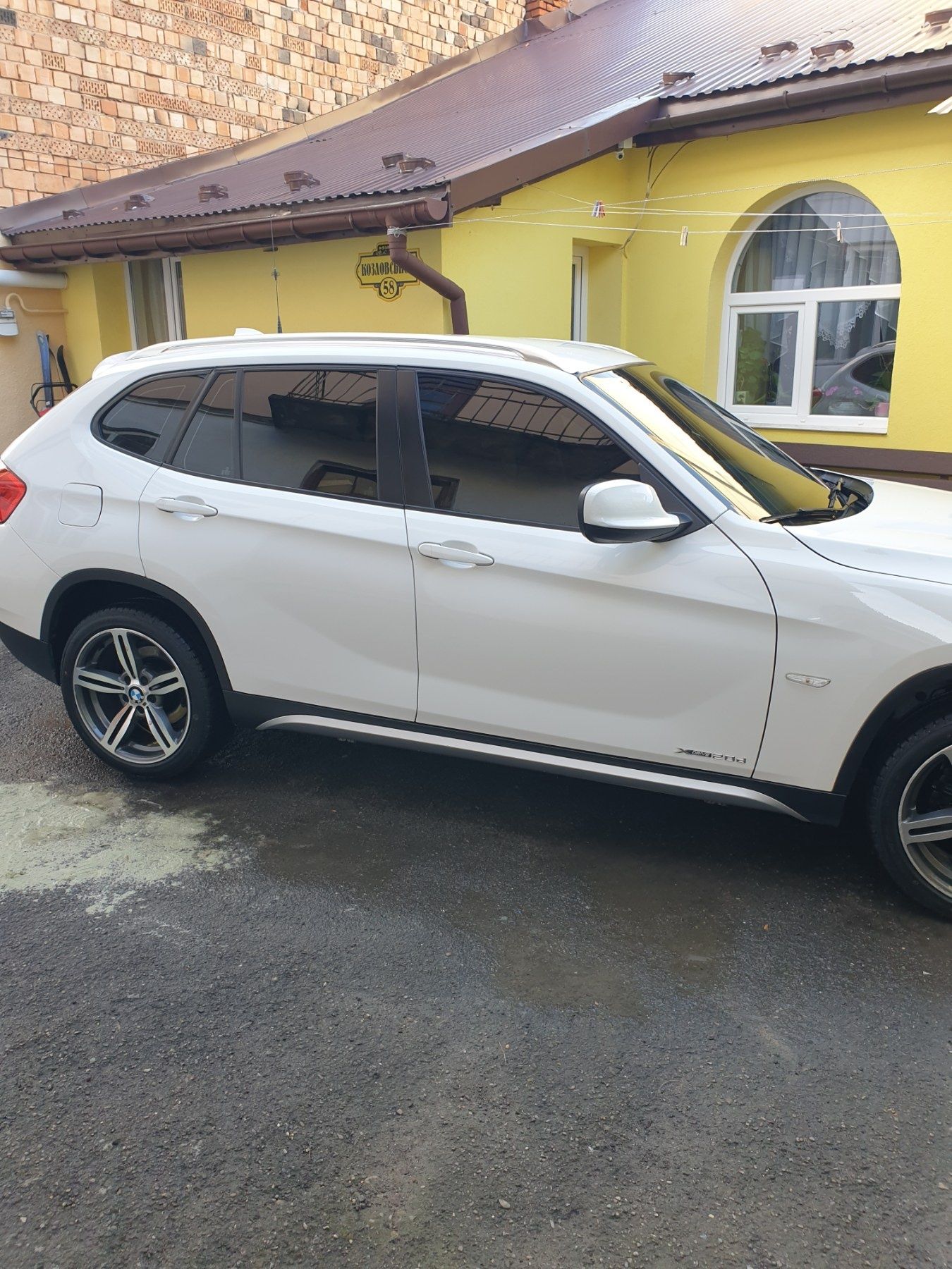 Свіжозавезений автомобіль BMW X1-Швейцарія-автомат-обслужена