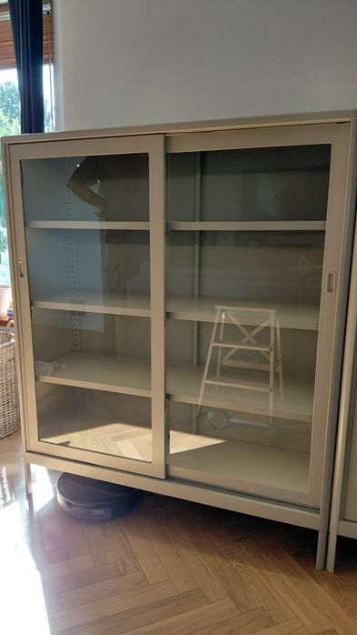 Witryna z przesuwanymi drzwiami IKEA