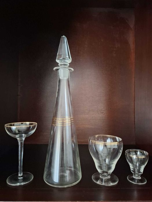 Garrafa e vários copos de cristal com borda  filetada a ouro