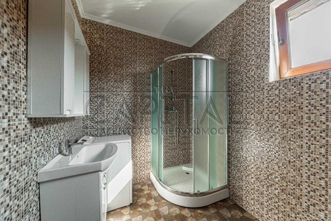 Срочно! Продам комплекс из 3 домов 247м2. Тарасовка. Юровка.Киев 15мин
