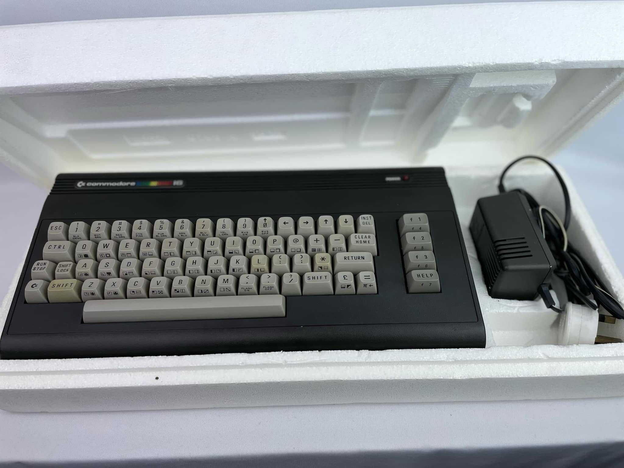 Commodore 16 w pudełku + magnetofon + zasilacz + 15 kaset z grami