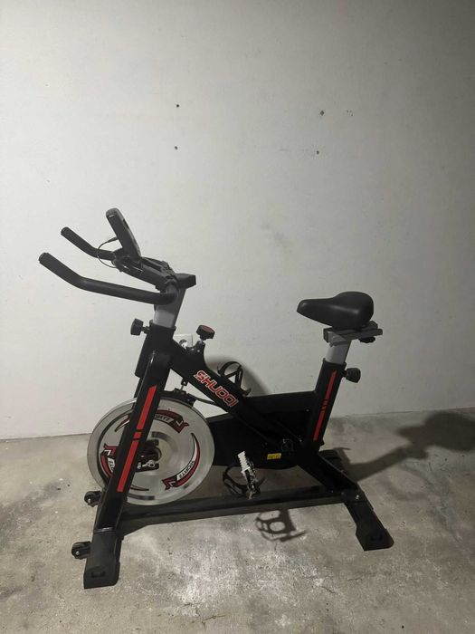 Bicicleta estática com contador de quilómetros