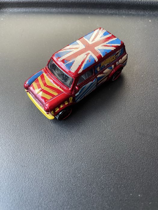 Miniatura Hotwheels Austin Mini de 2016