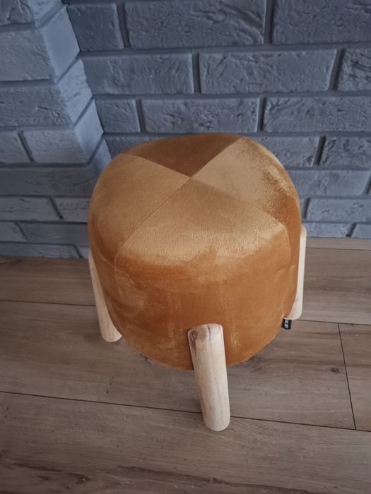 Levine stołek miodowy Selsey puf musztardowy welur