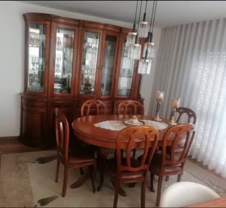 Sala de jantar usada, como nova