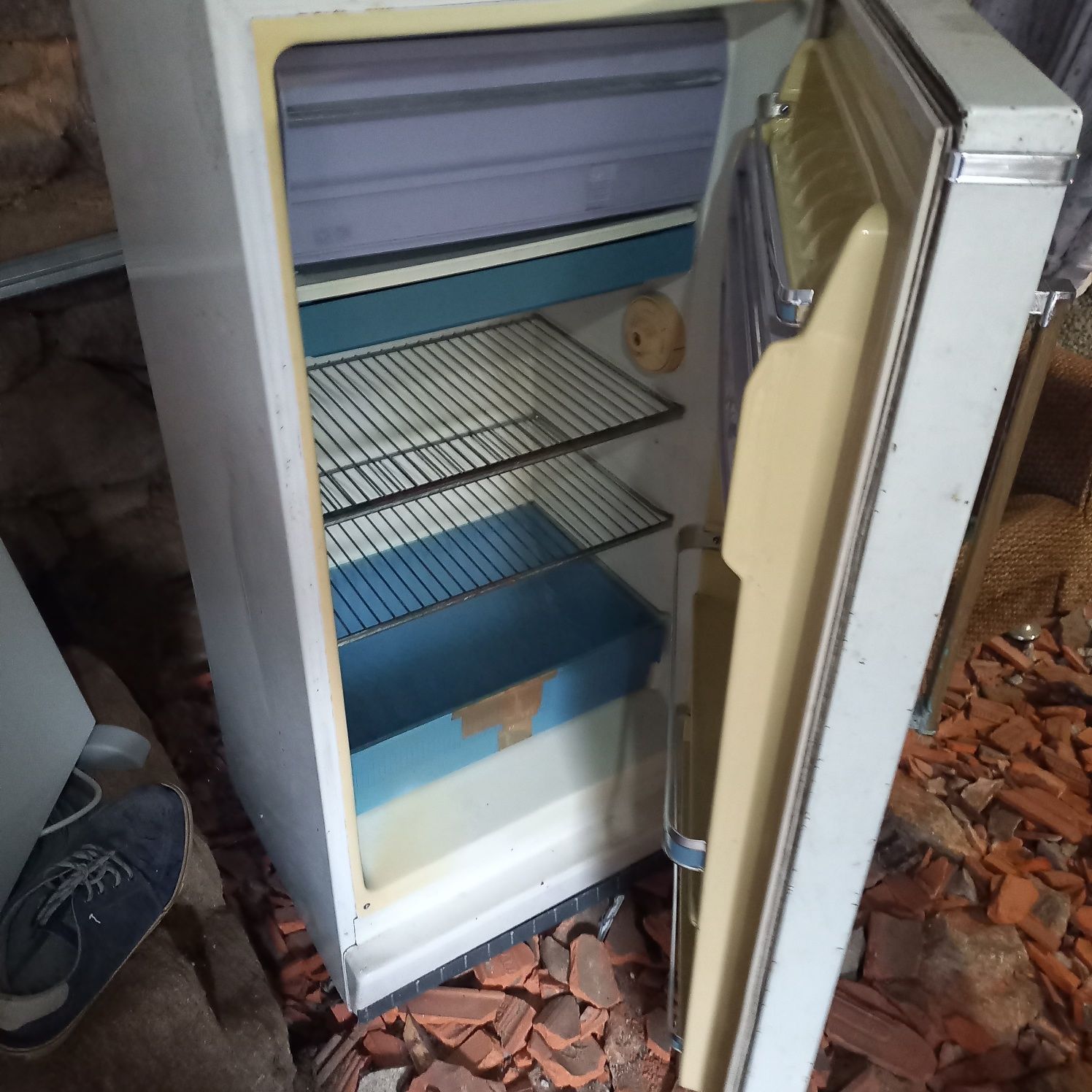 Vendo frigorífico antigo mas em funcionamento