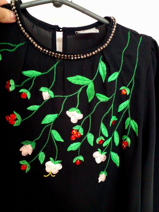 Вишиванка шифонова ручна робота вишивка гладь розмір XS