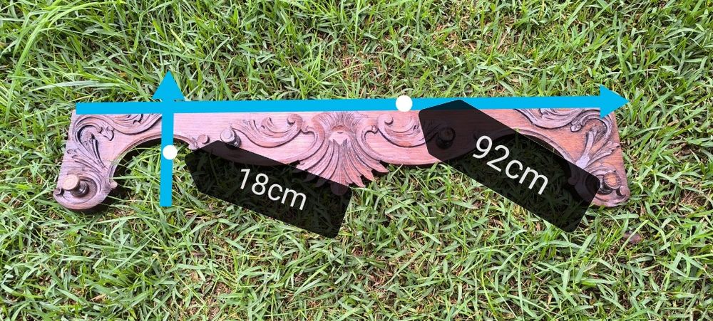 Cabide em talha artesanal em madeira maciça de castanho.
Medidas:92/18