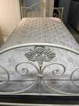 Cama de solteiro antiga de ferro