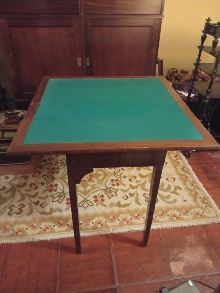 Mesa de jogo em madeira
