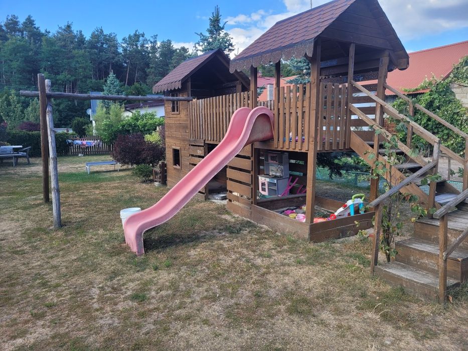 Drewniany domek dla dzieci do ogrodu.
