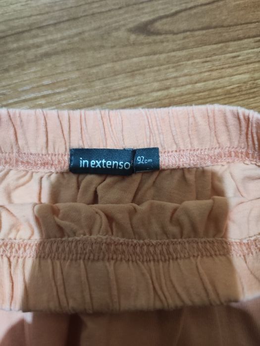 Saia laranja de menina