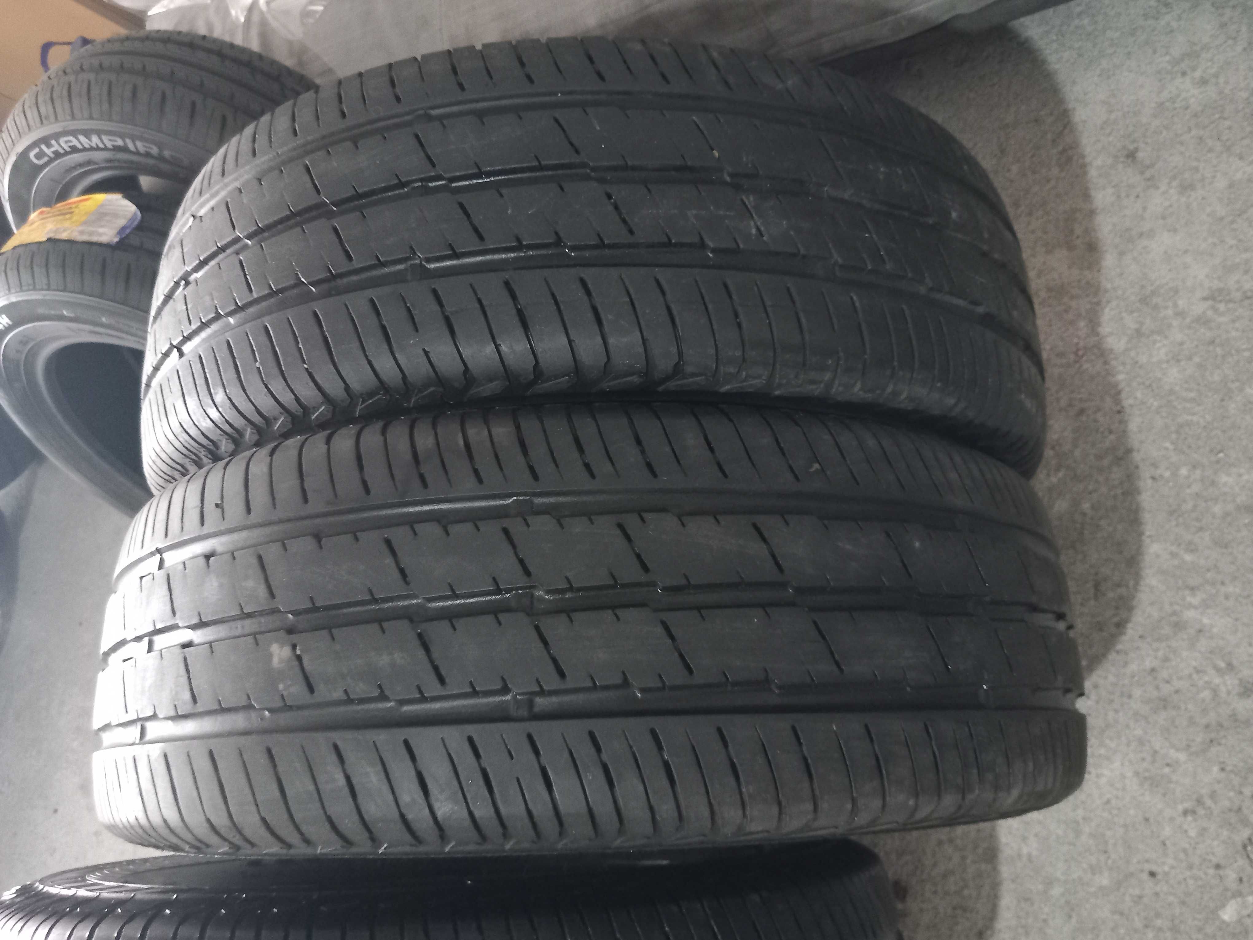 4 pneus 235/65R16 C Continental seminovos