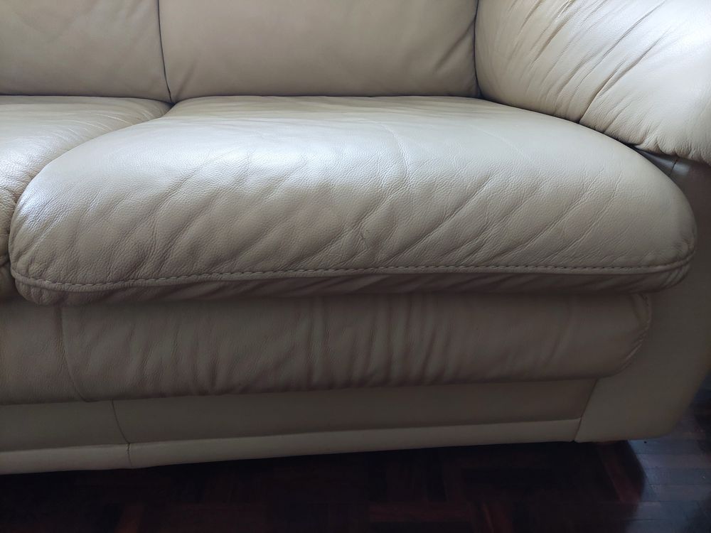 Sofá de dois lugares em nom estado