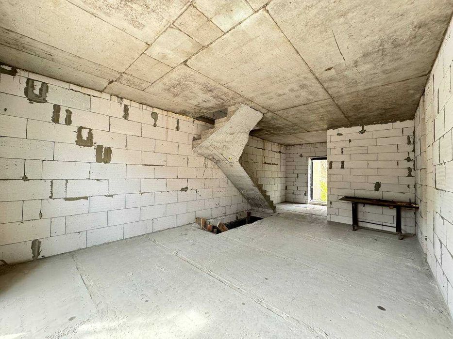 Продаж таунхаусу з підвалом у м.Вишневе, без ремонту