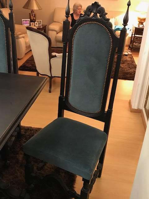Mobília de sala de jantar completa com oito cadeiras estilo Luis XV