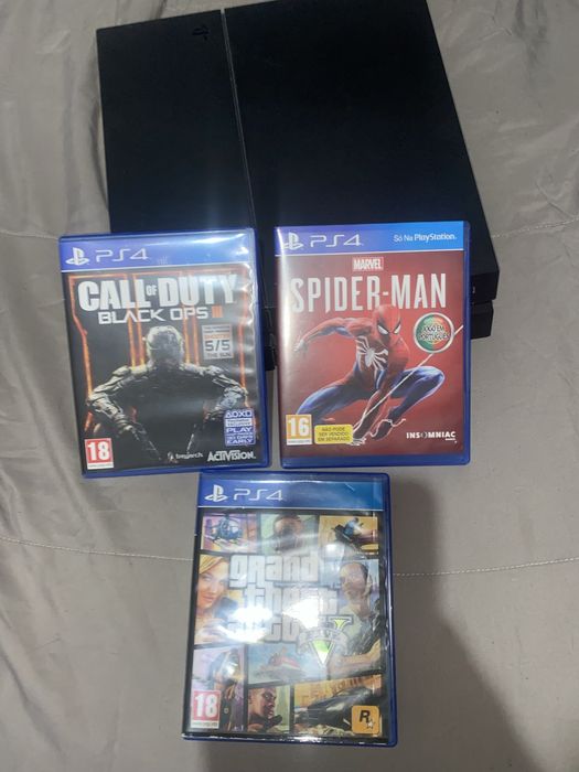 Ps4 usada + 1 comando + 3 jogos