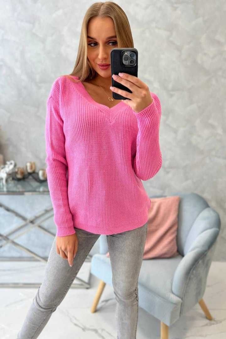 Sweter z dekoltem V jasno różowy o luźnym kroju akrylowy