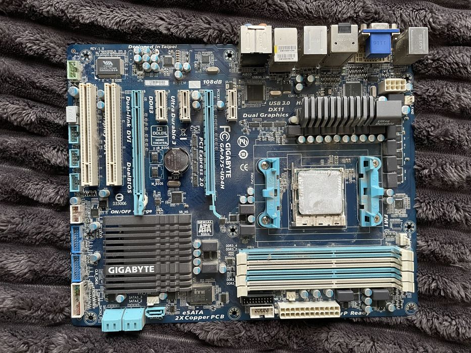 Материнская плата рабочая Gigabyte GA-A75-UD4H