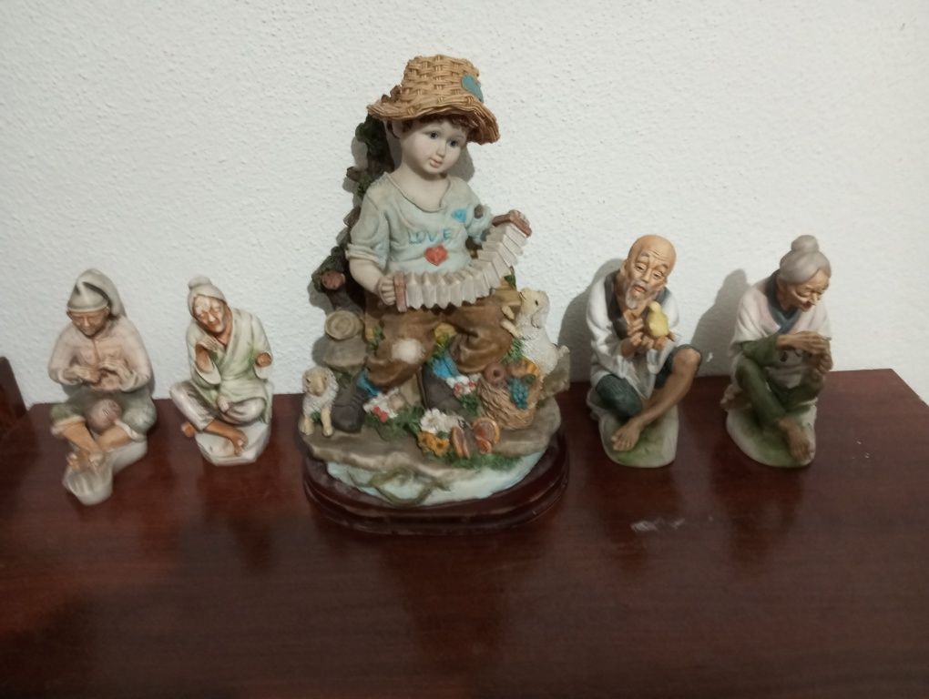 Conjunto de estatuetas