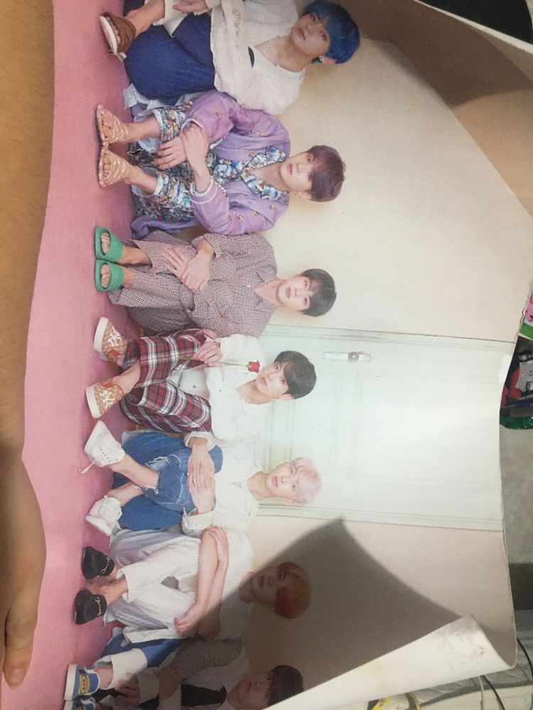 Poster kpop vendo os 3 juntos