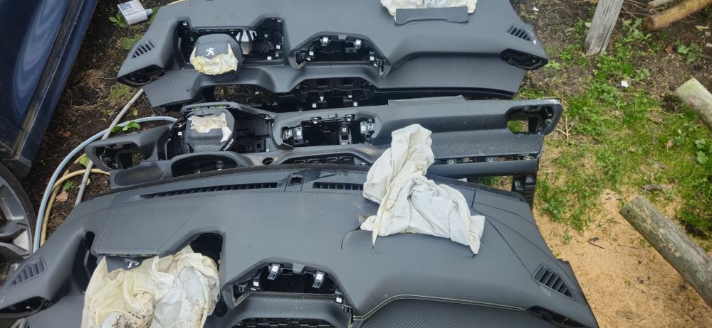 Deska rozdzielcza Peugeot 208 II