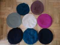 Zestaw różnokolorowych wełnianych beretów