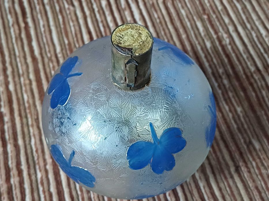 Szklany, mały zbiornik do lampy naftowej.