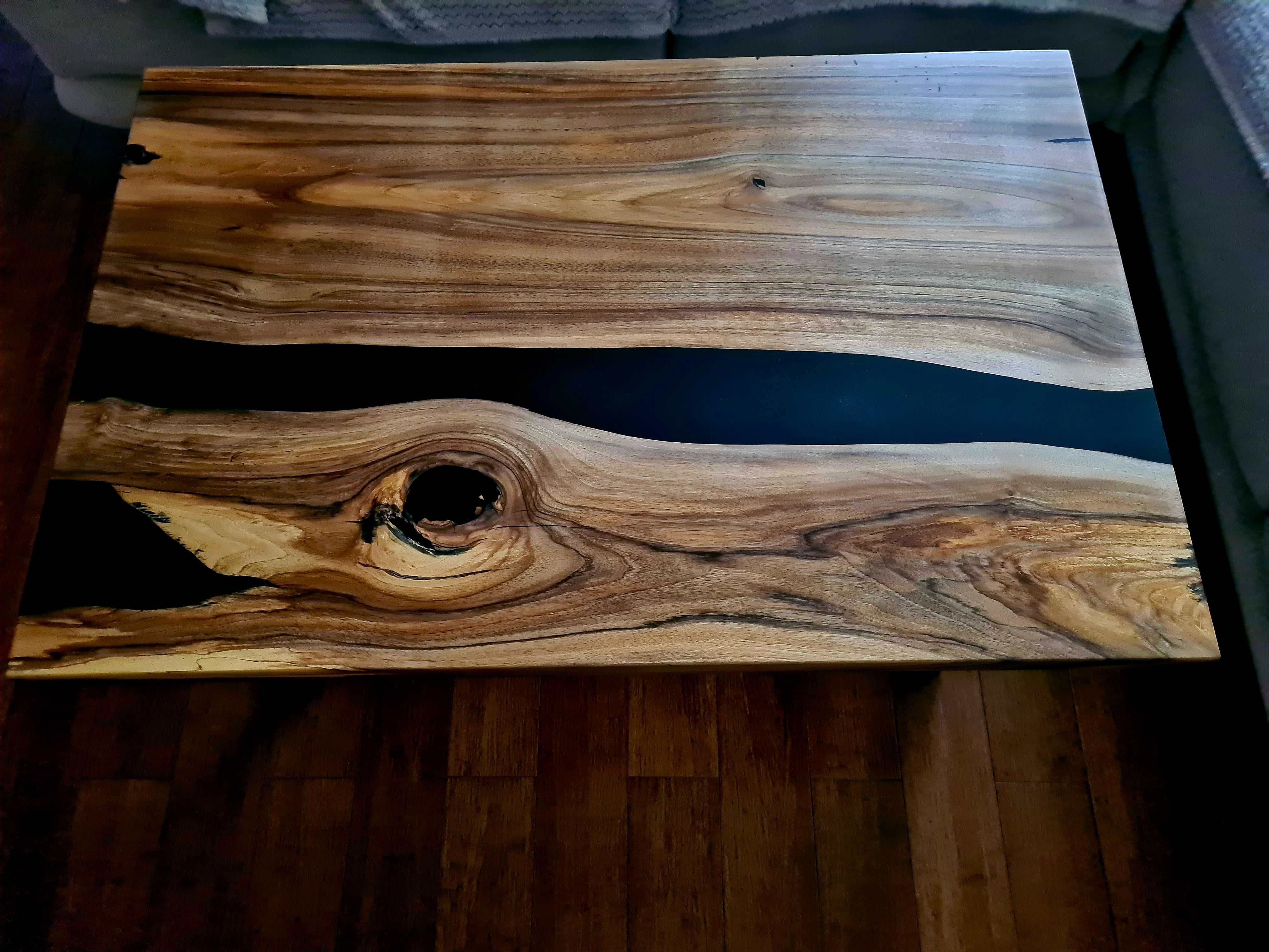 Stół drewniany stolik kawowy zalany żywicą
