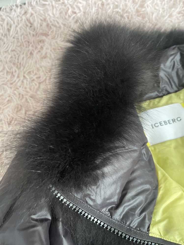 Puchowa kurtka przejściowa Iceberg z futrem natural czarna pikowana