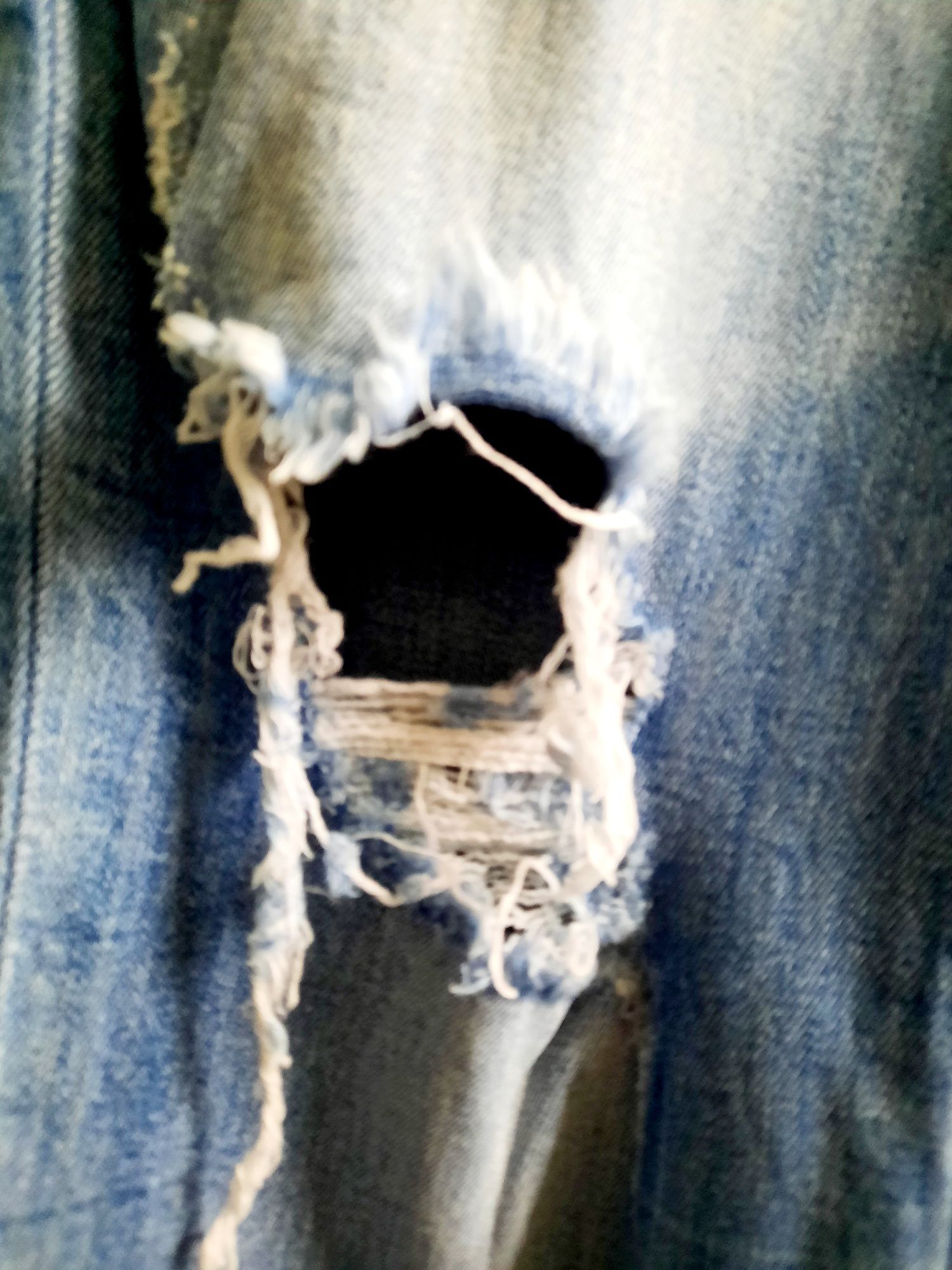 Spodnie jeans błękit cieniowane z modnymi rozdarciami Pas 80cm
