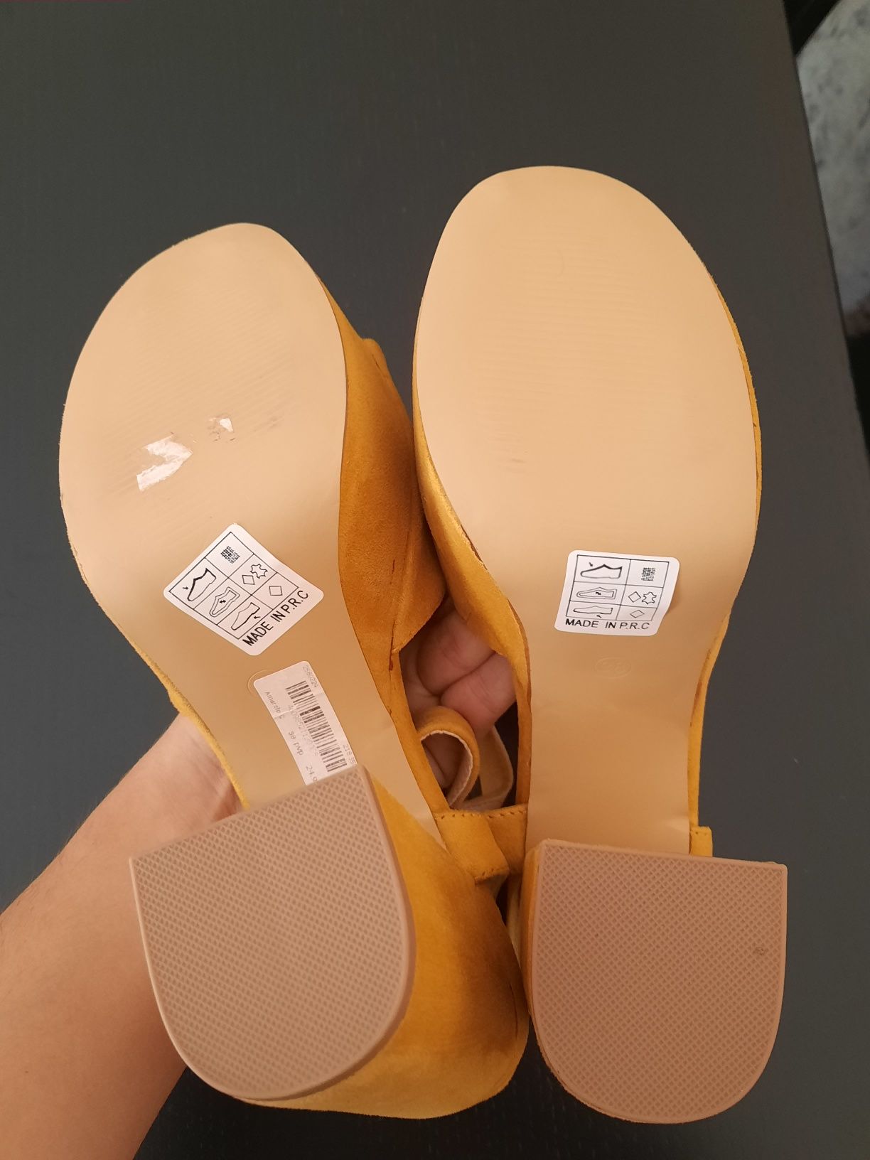 Sandálias amarelas novas