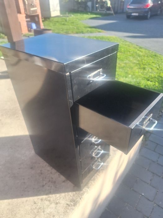Szafka metalowa.