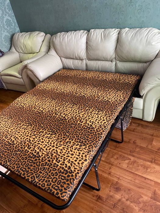 Диван кожаный раскладной + 2 кресла в идеальном состоянии