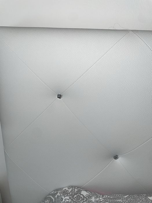 Cabeceira branca estufada com diamantes Conforama