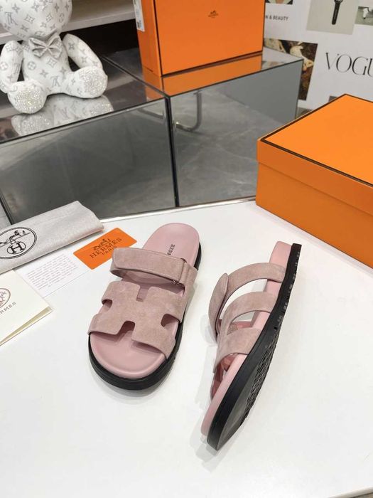 Letnie klapki HERMES Chyre komfort i prestiż buty