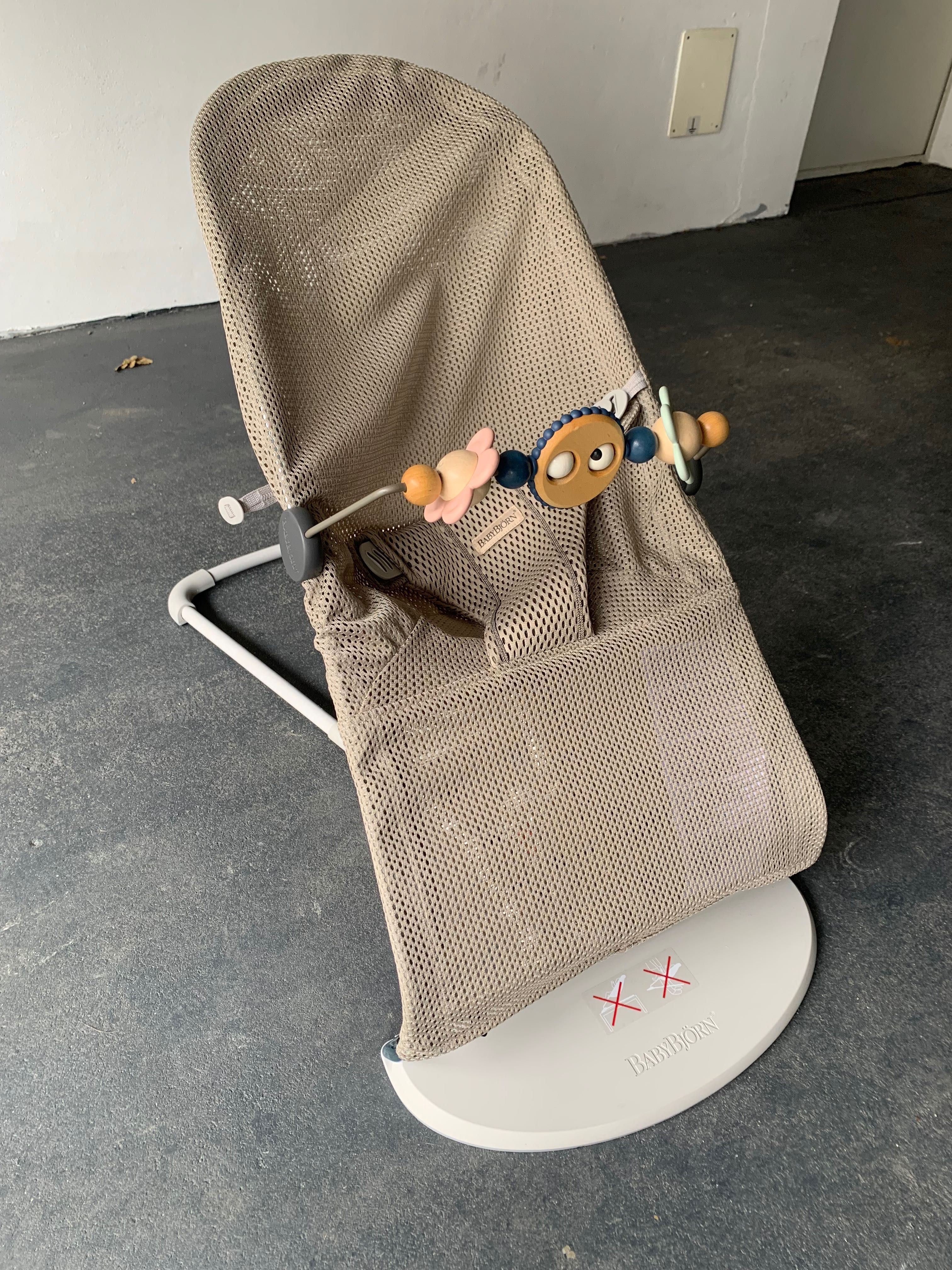 BabyBjorn Bliss Mesh beżowy bujaczek + zabawka BabyBjorn